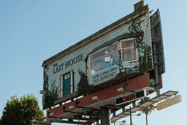 مرد داخل بیلبورد نتفلیکس برای تبلیغ فیلم The Last House