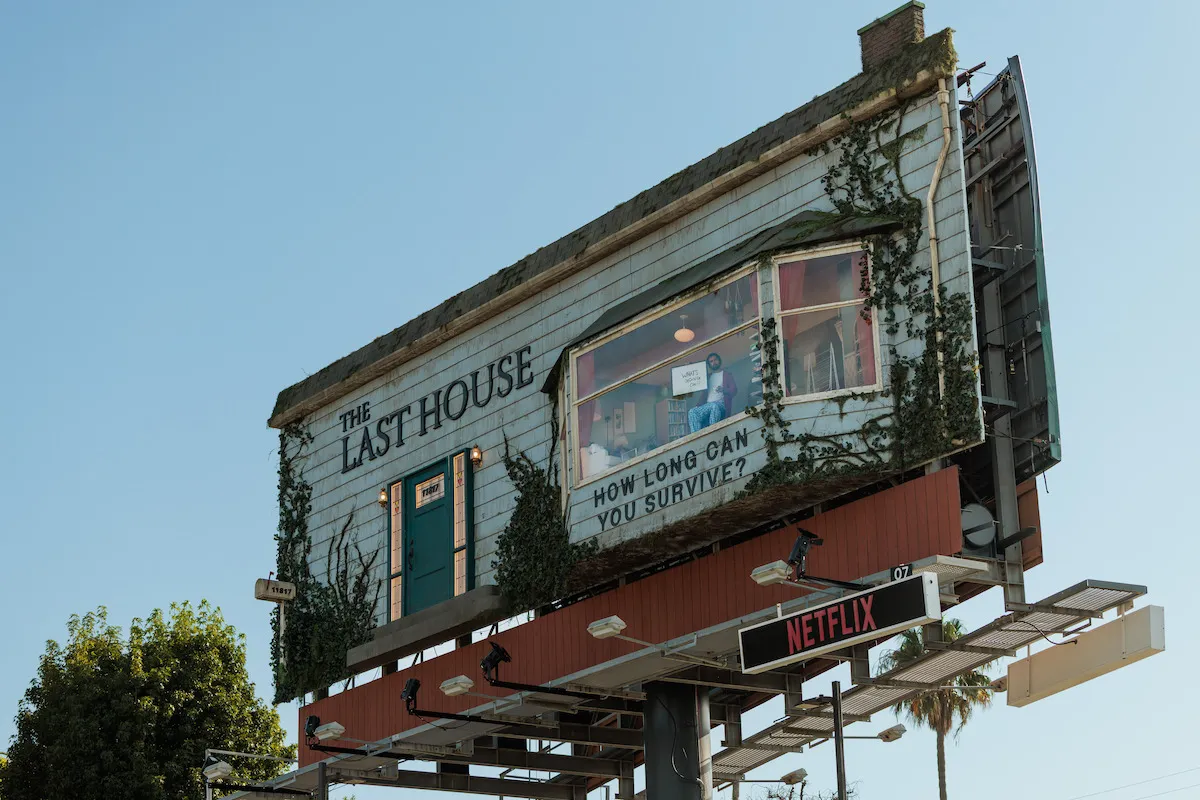 مرد داخل بیلبورد نتفلیکس برای تبلیغ فیلم The Last House